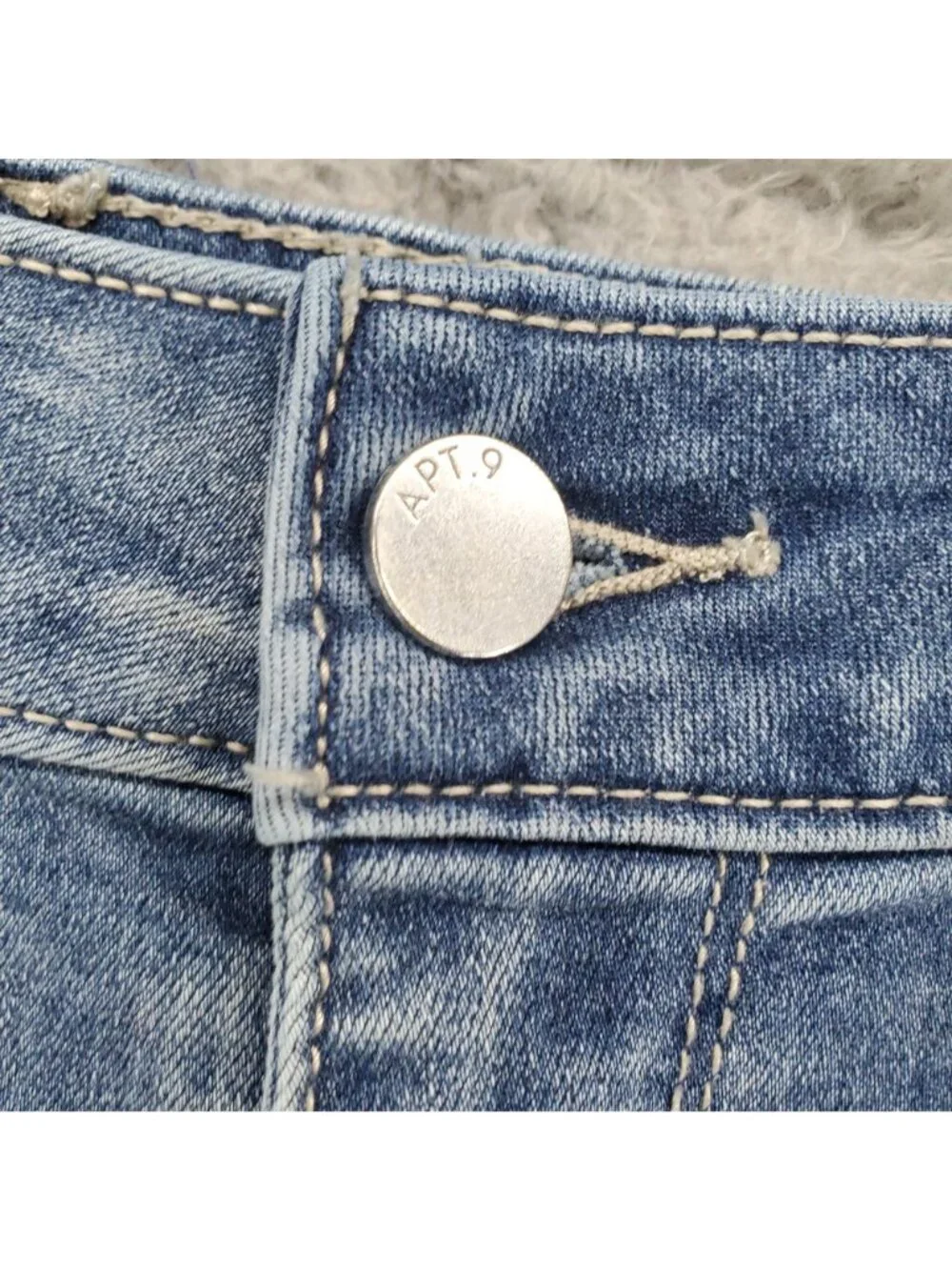 APT. 9 Shorts Womens Size 14 Blue Denim Cuffed Stretchable Jorts *Read*